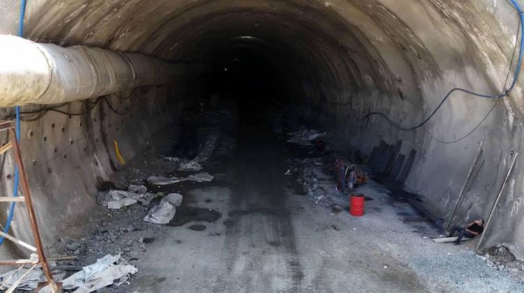 Dağlar deliniyor sahil yolu nefes alıyor; 54 kilometrelik güzergaha 3 şeritli yol