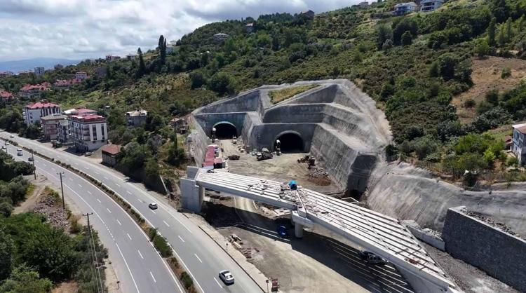 Dağlar deliniyor sahil yolu nefes alıyor; 54 kilometrelik güzergaha 3 şeritli yol