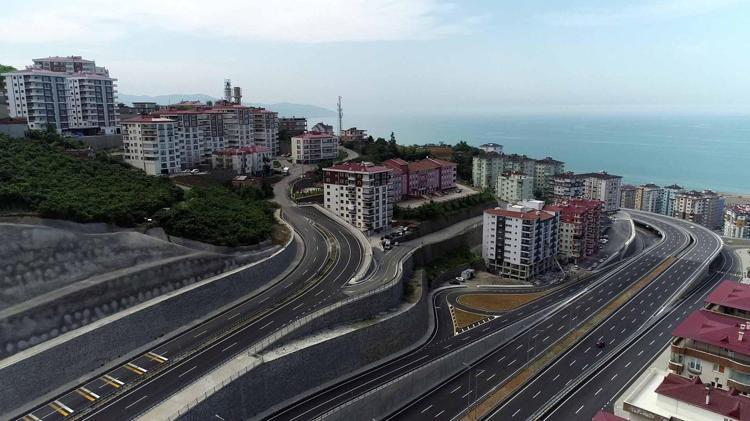 Dağlar deliniyor sahil yolu nefes alıyor; 54 kilometrelik güzergaha 3 şeritli yol