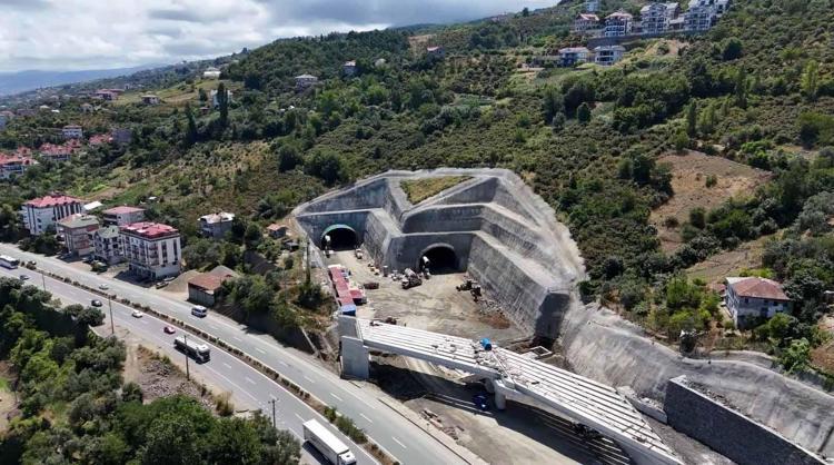 Dağlar deliniyor sahil yolu nefes alıyor; 54 kilometrelik güzergaha 3 şeritli yol