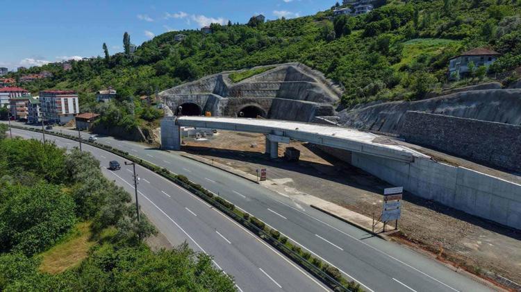 Dağlar deliniyor sahil yolu nefes alıyor; 54 kilometrelik güzergaha 3 şeritli yol