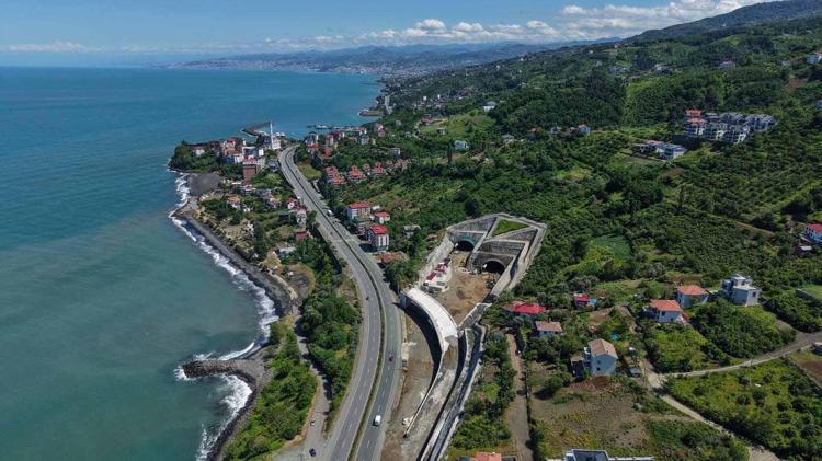 Dağlar deliniyor sahil yolu nefes alıyor; 54 kilometrelik güzergaha 3 şeritli yol