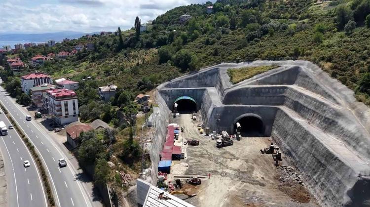 Dağlar deliniyor sahil yolu nefes alıyor; 54 kilometrelik güzergaha 3 şeritli yol
