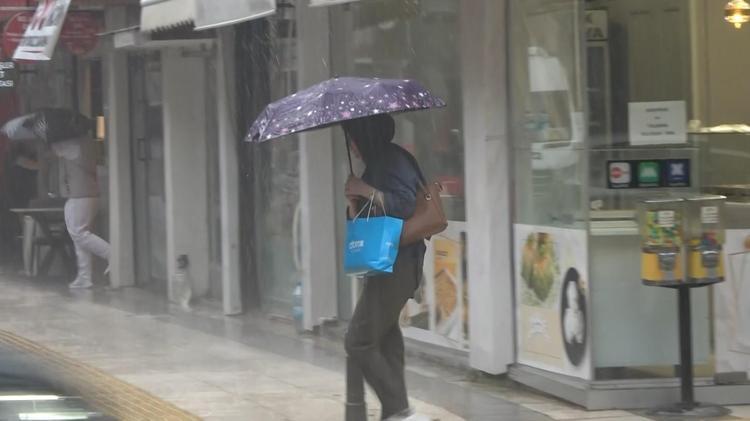 Yalova’da sağanak nedeniyle yollar göle döndü