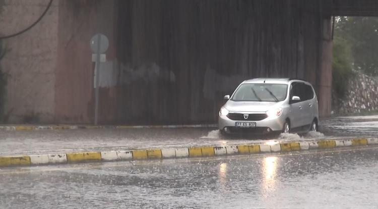Yalova’da sağanak nedeniyle yollar göle döndü