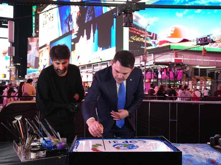 Bakan Kurum: Times Meydanı'nda ebru sanatımızla hem COP31 tanıtımını yapıyoruz hem hedeflerimizi paylaşıyoruz