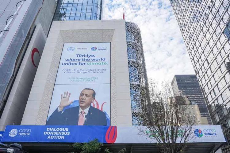 Bakan Kurum: Times Meydanı'nda ebru sanatımızla hem COP31 tanıtımını yapıyoruz hem hedeflerimizi paylaşıyoruz