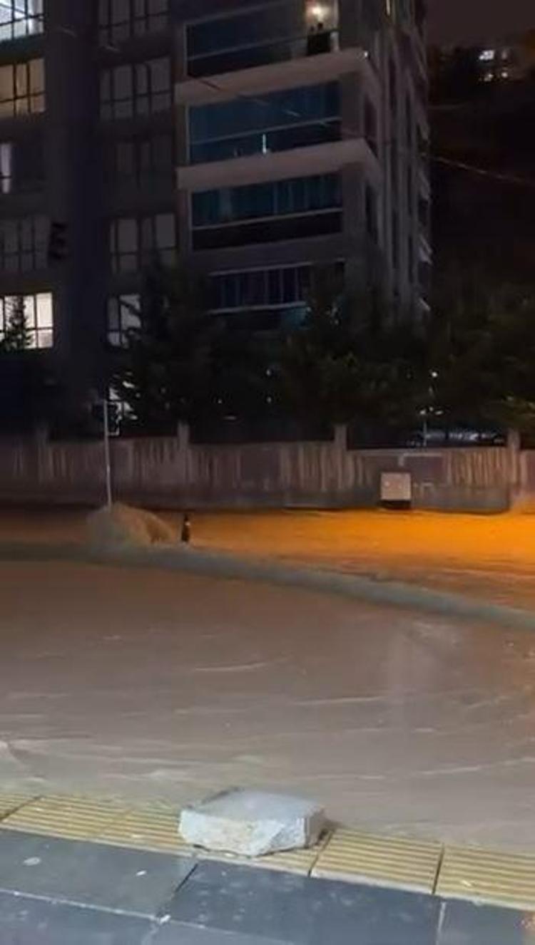 Ankara'da şimşekler gökyüzünü aydınlattı