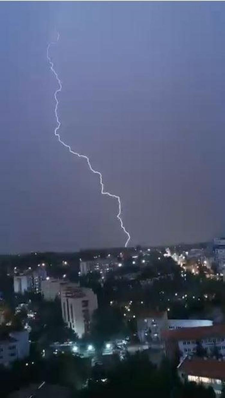 Ankara'da şimşekler gökyüzünü aydınlattı