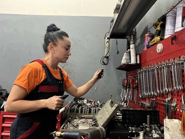Fatma, muhasebeci olarak girdiği sanayide motor ustası oldu