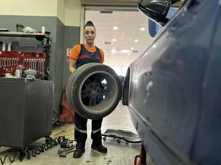 Fatma, muhasebeci olarak girdiği sanayide motor ustası oldu