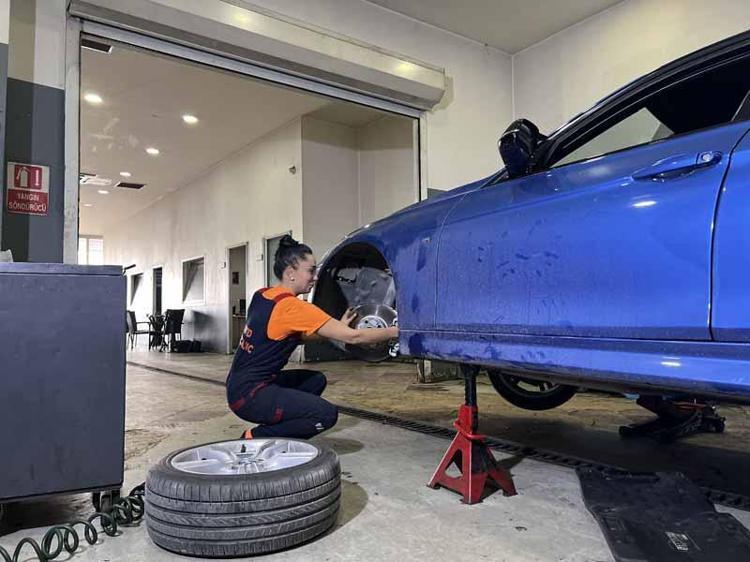 Fatma, muhasebeci olarak girdiği sanayide motor ustası oldu