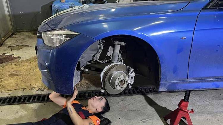 Fatma, muhasebeci olarak girdiği sanayide motor ustası oldu
