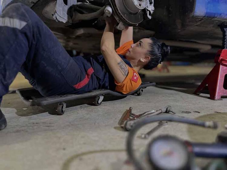 Fatma, muhasebeci olarak girdiği sanayide motor ustası oldu