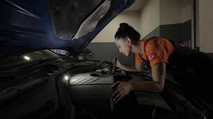 Fatma, muhasebeci olarak girdiği sanayide motor ustası oldu