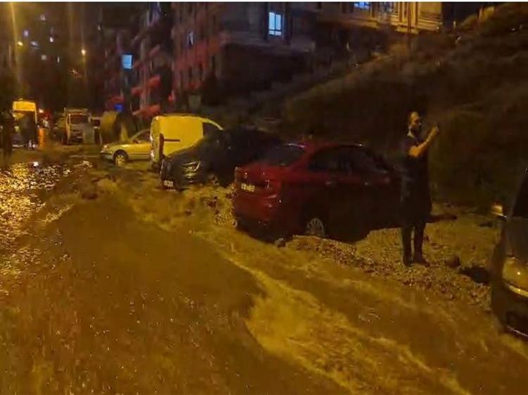 Ankara'da selde çöken yolda 20 araç hasar gördü