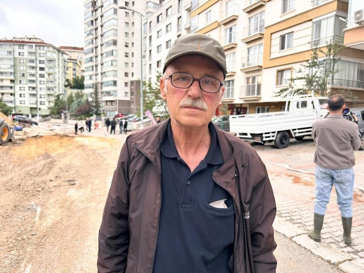 Ankara'da selde çöken yolda 20 araç hasar gördü