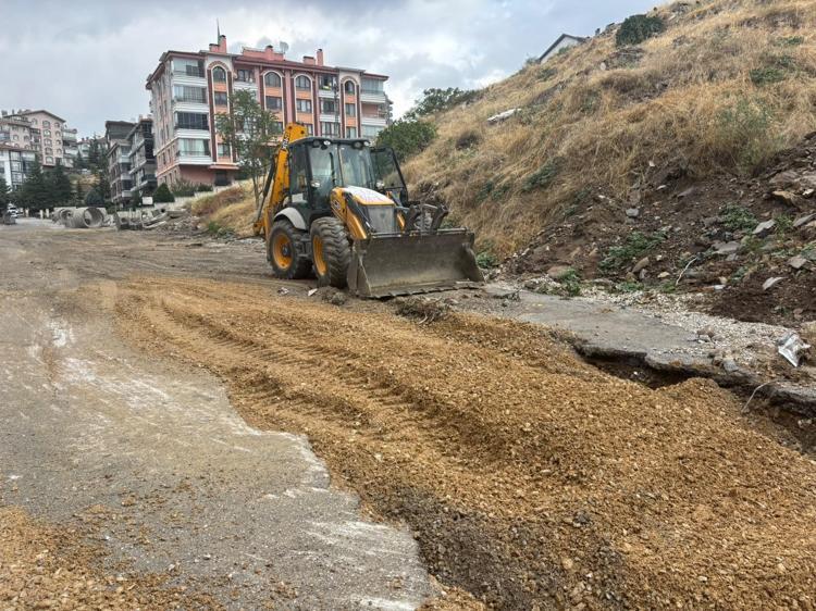 Ankara'da selde çöken yolda 20 araç hasar gördü