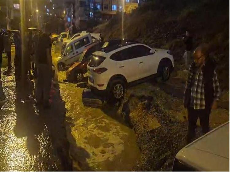 Ankara'da selde çöken yolda 20 araç hasar gördü