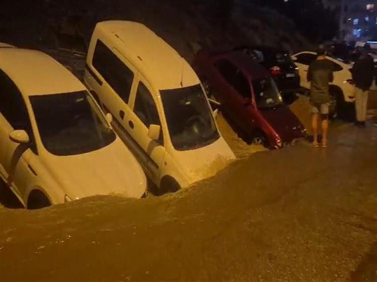 Ankara'da selde çöken yolda 20 araç hasar gördü