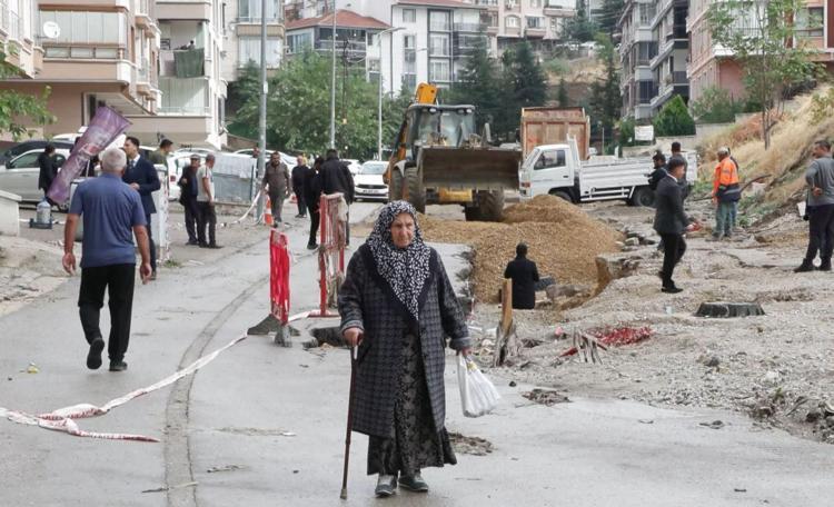 Ankara'da selde çöken yolda 20 araç hasar gördü