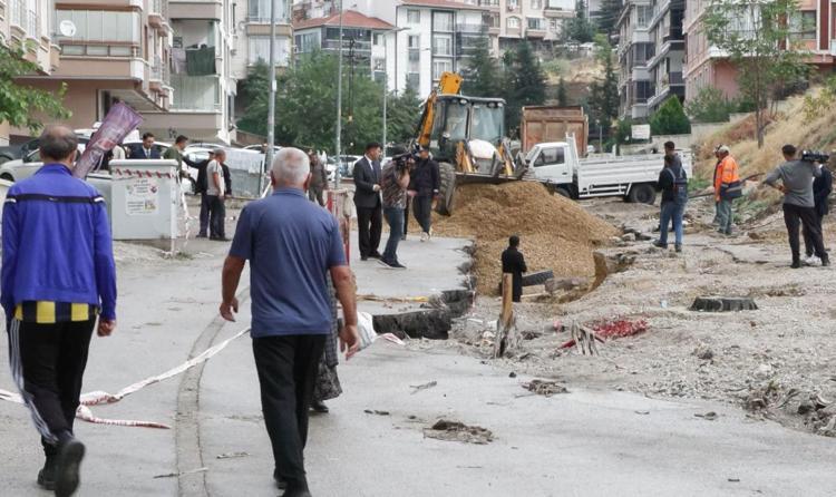 Ankara'da selde çöken yolda 20 araç hasar gördü