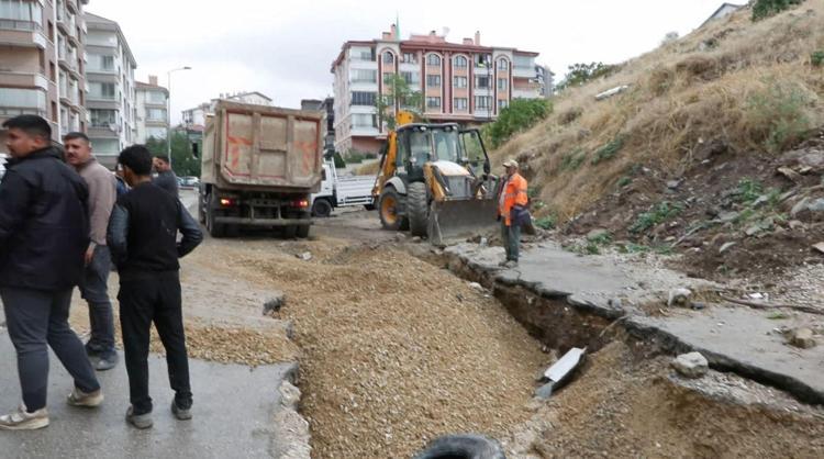 Ankara'da selde çöken yolda 20 araç hasar gördü