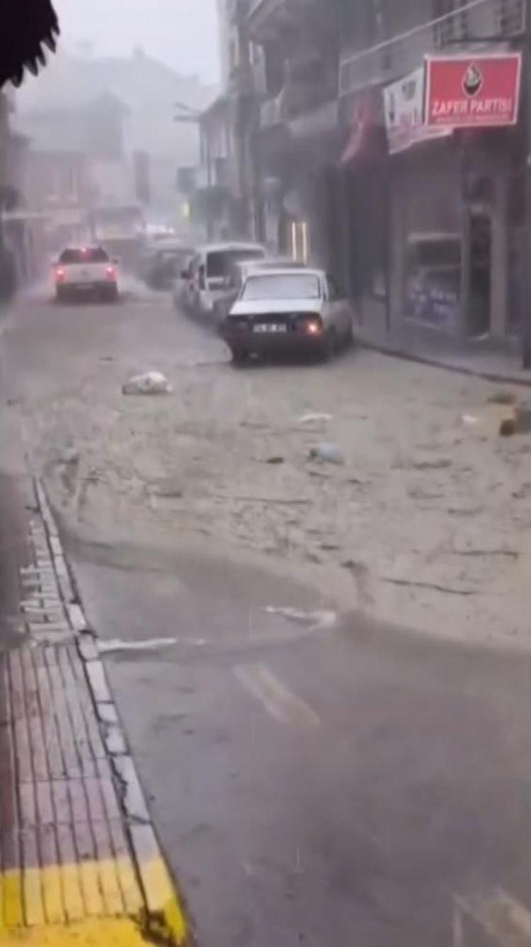 Sinop’ta sağanak sonrası yollar göle döndü
