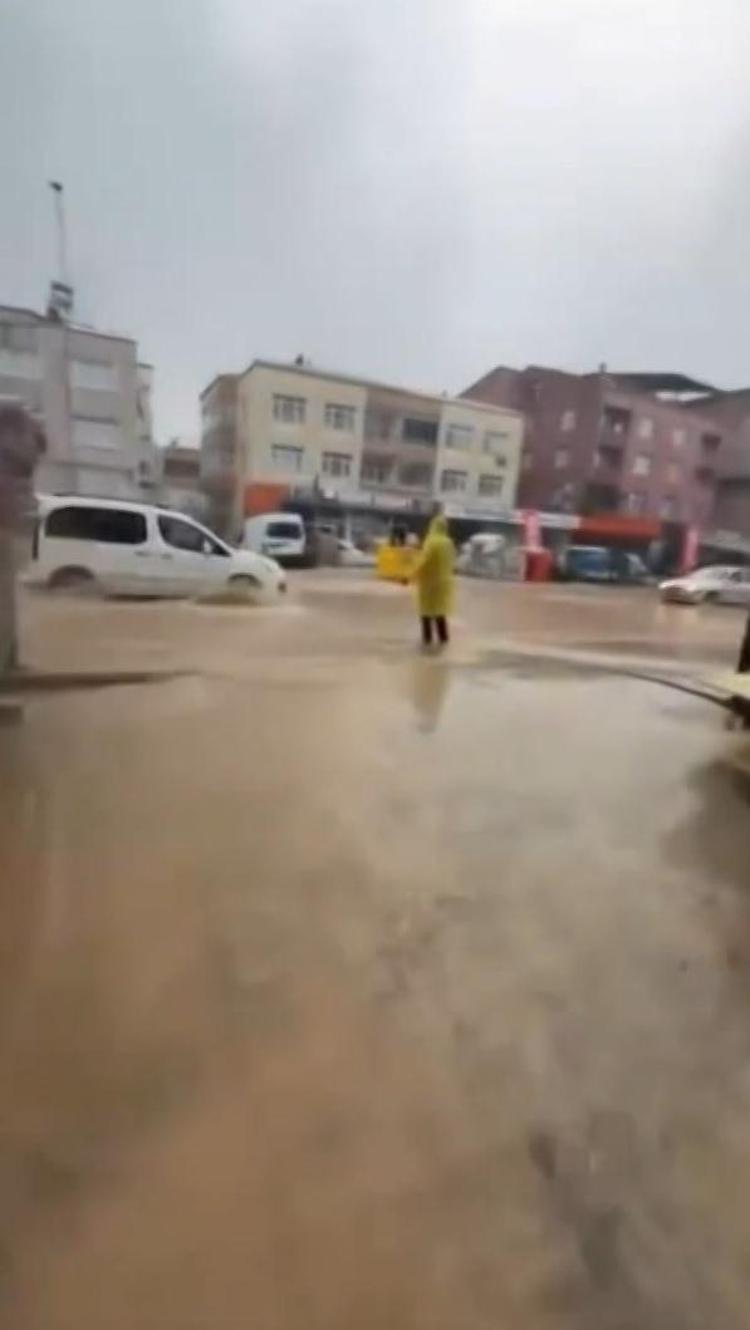 Sinop’ta sağanak sonrası yollar göle döndü