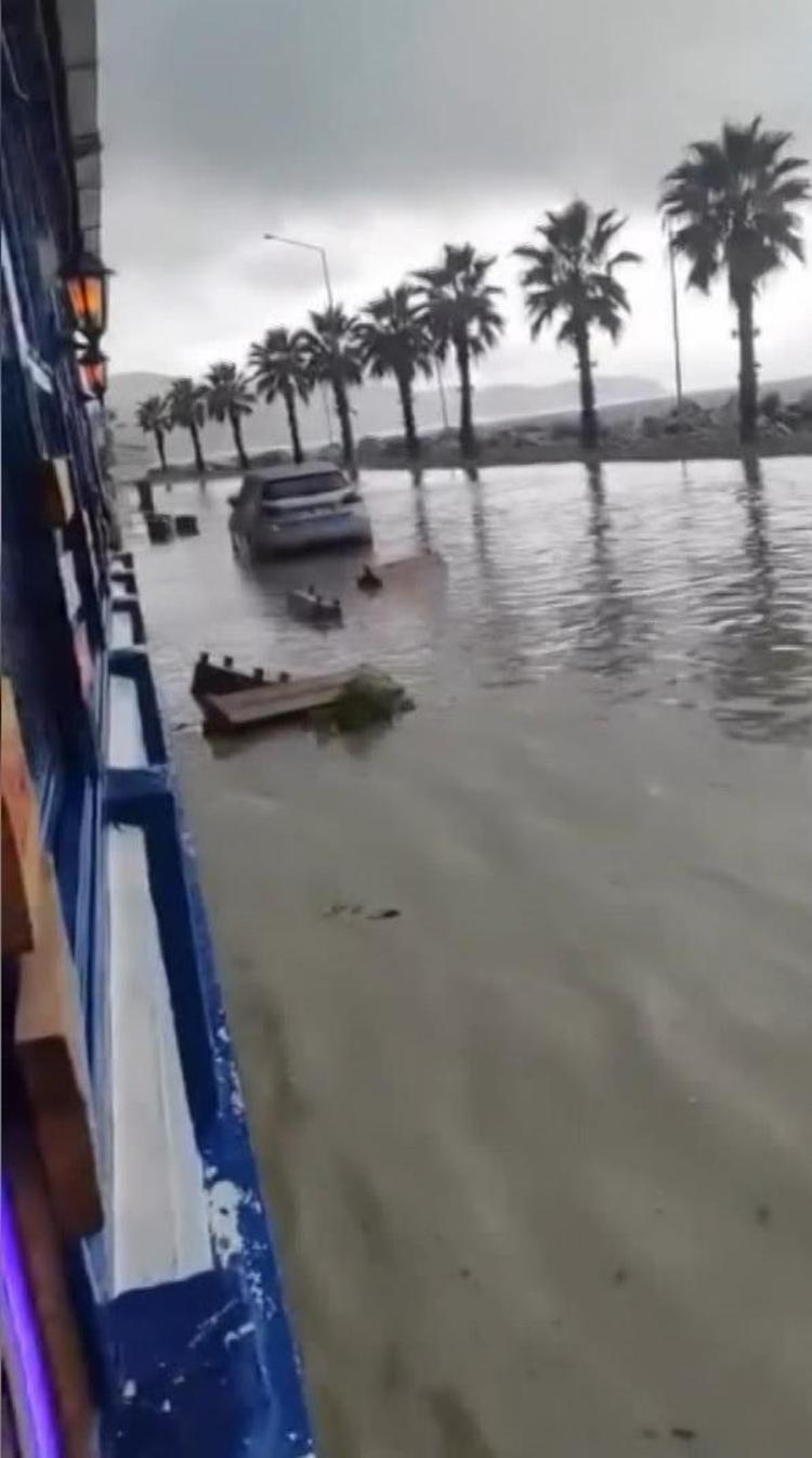 Sinop’ta sağanak sonrası yollar göle döndü