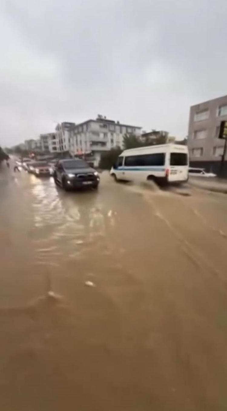 Sinop’ta sağanak sonrası yollar göle döndü
