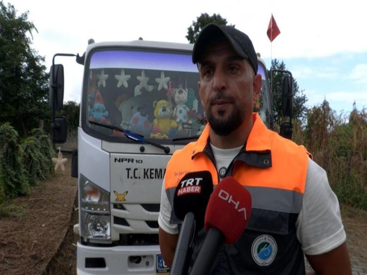 Çöp kamyonunu oyuncaklarla süsledi, çocukların neşesi oldu