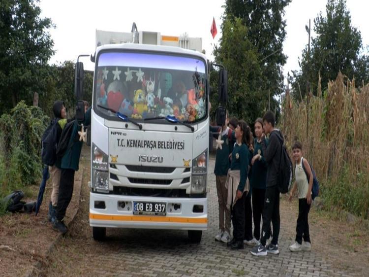 Çöp kamyonunu oyuncaklarla süsledi, çocukların neşesi oldu