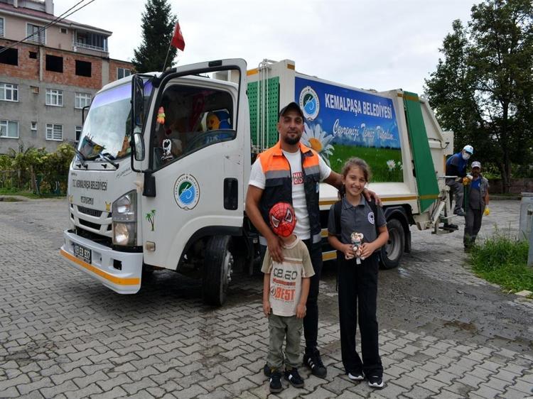 Çöp kamyonunu oyuncaklarla süsledi, çocukların neşesi oldu