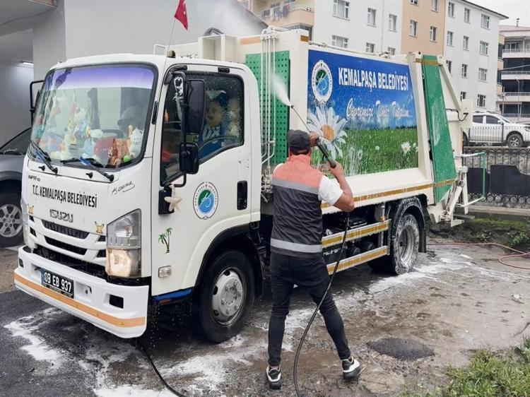 Çöp kamyonunu oyuncaklarla süsledi, çocukların neşesi oldu