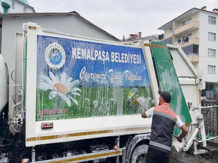 Çöp kamyonunu oyuncaklarla süsledi, çocukların neşesi oldu