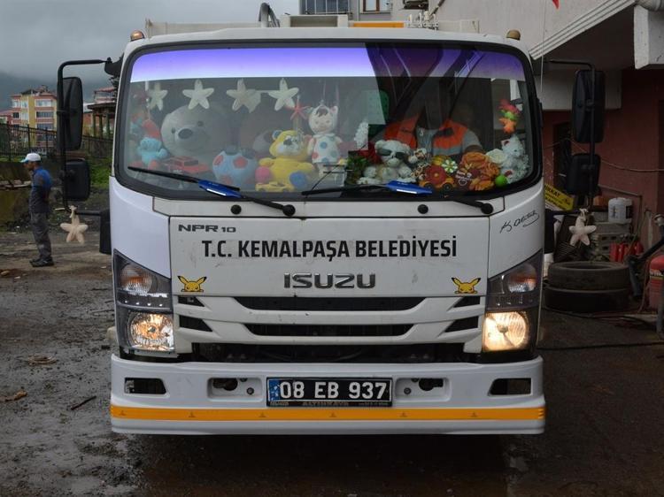 Çöp kamyonunu oyuncaklarla süsledi, çocukların neşesi oldu