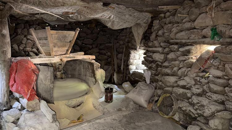 47 yıldır dede yadigarı su değirmenini işletiyor