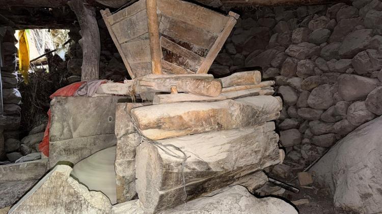 47 yıldır dede yadigarı su değirmenini işletiyor