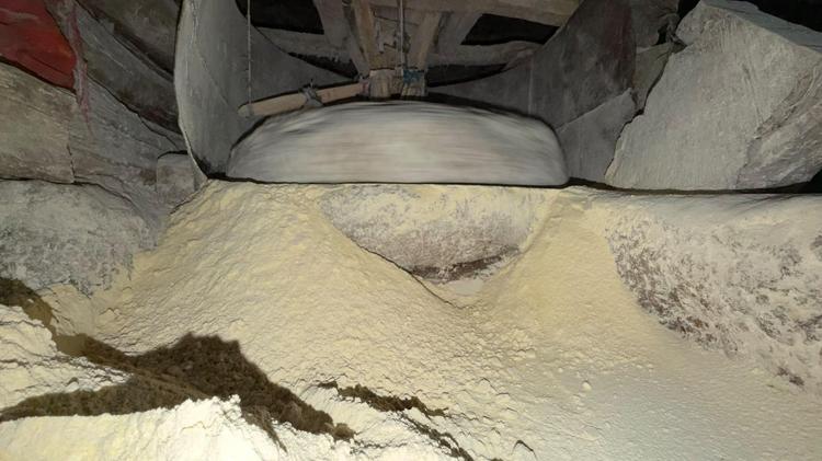 47 yıldır dede yadigarı su değirmenini işletiyor