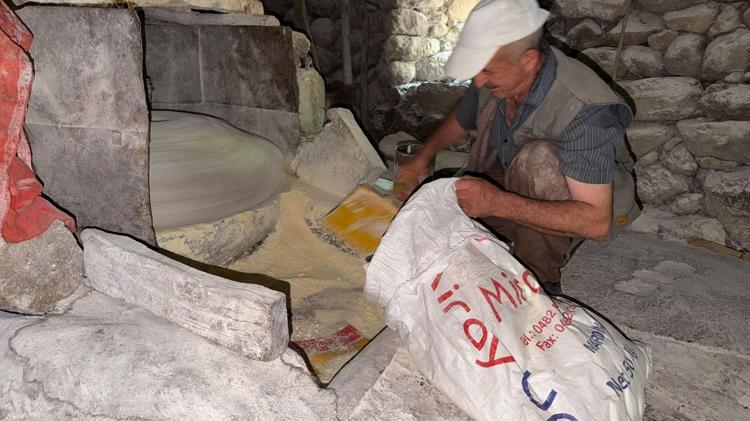 47 yıldır dede yadigarı su değirmenini işletiyor