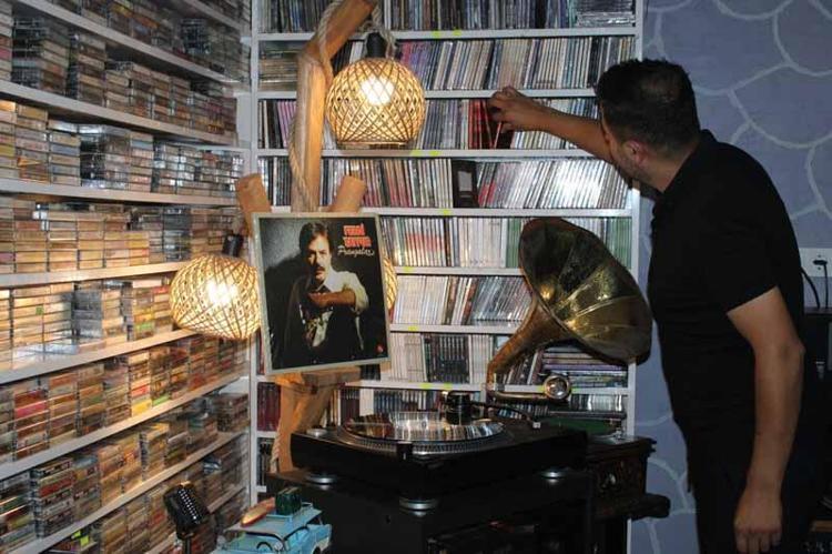 25 metrekare odada 15 bin plak, kaset ve CD’den oluşan koleksiyon oluşturdu