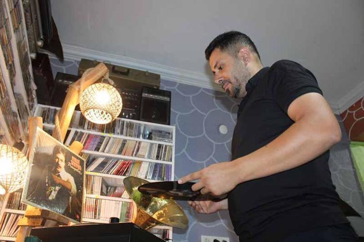 25 metrekare odada 15 bin plak, kaset ve CD’den oluşan koleksiyon oluşturdu