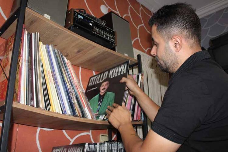 25 metrekare odada 15 bin plak, kaset ve CD’den oluşan koleksiyon oluşturdu