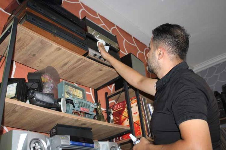 25 metrekare odada 15 bin plak, kaset ve CD’den oluşan koleksiyon oluşturdu