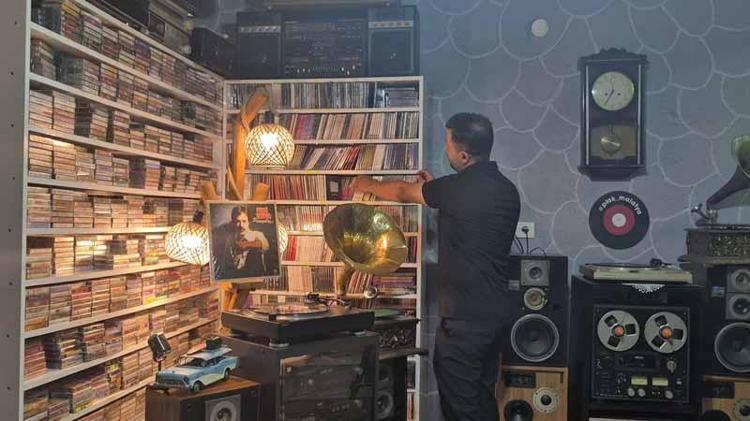 25 metrekare odada 15 bin plak, kaset ve CD’den oluşan koleksiyon oluşturdu