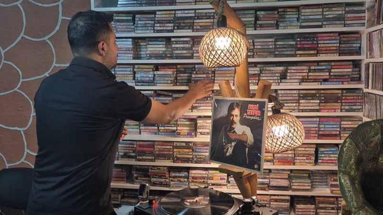 25 metrekare odada 15 bin plak, kaset ve CD’den oluşan koleksiyon oluşturdu