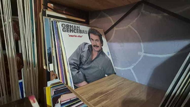 25 metrekare odada 15 bin plak, kaset ve CD’den oluşan koleksiyon oluşturdu