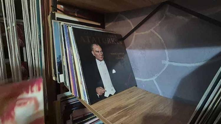 25 metrekare odada 15 bin plak, kaset ve CD’den oluşan koleksiyon oluşturdu