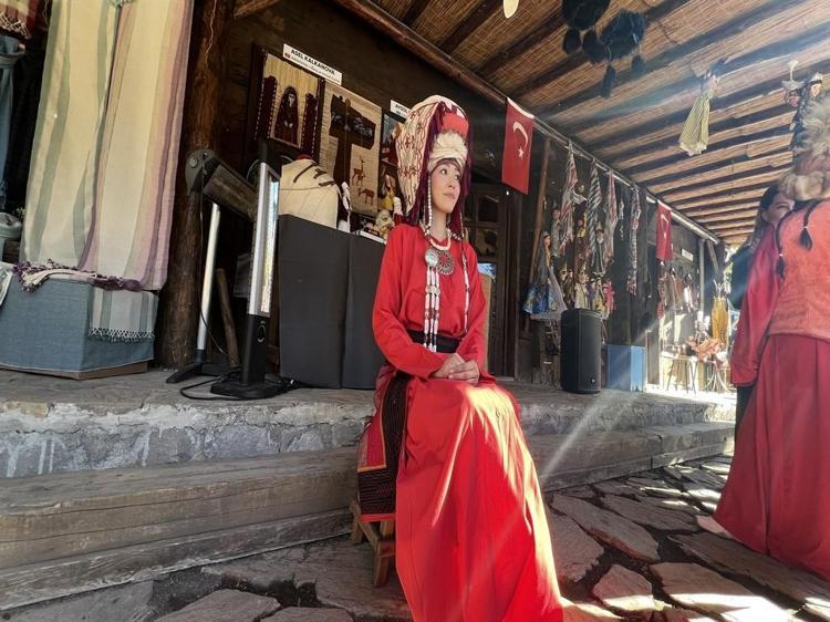 Geleneksel Kırgız kıyafetlerini yaşatıyor